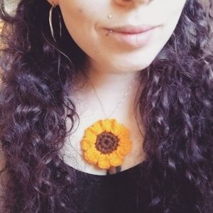 Stunning NWT Crochet sunflower necklace